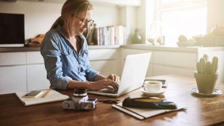 Empresas estadounidenses ofrecen empleo remoto y pago en dólares