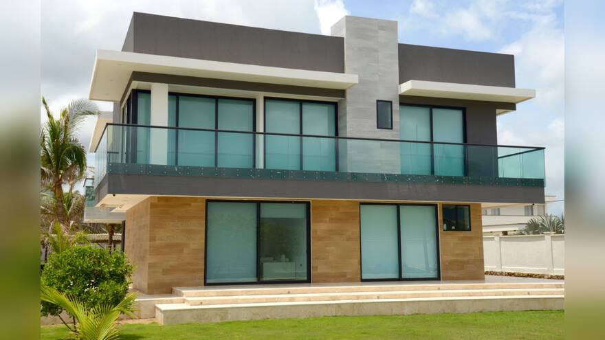 Ambiente tropical y contemporáneo en una casa de descanso