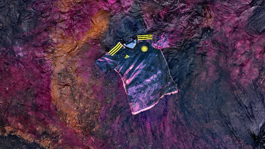 Caño Cristales adorna la indumentaria de la Tricolor femenina