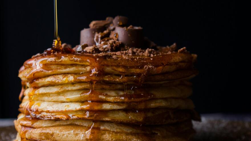 Receta para un desayuno diferente: prepare ‘pancakes’ con mantequilla y miel
