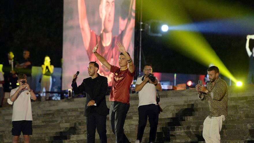 Video: Con una multitudinaria asistencia fue presentado Paulo Dybala en la Roma