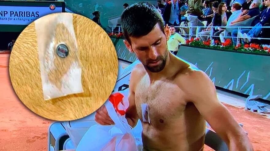¿Qué utiliza Novak Djokovic en el pecho?