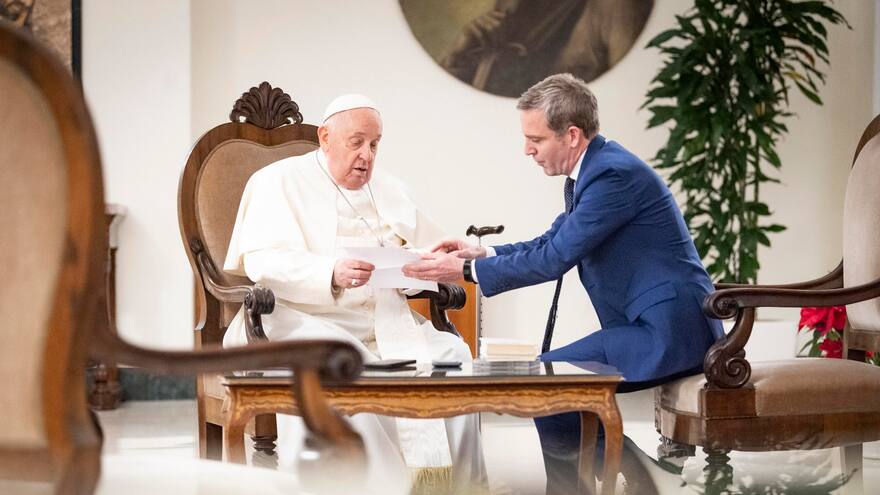 Francisco anunció que cambió el funeral de los papas