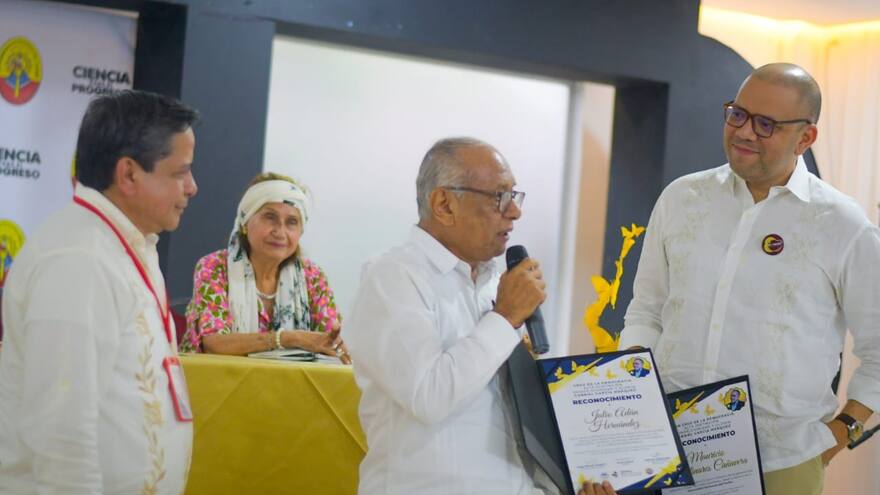 Maestro Julio Adán Hernández es reconocido con la Gran Cruz de la Democracia