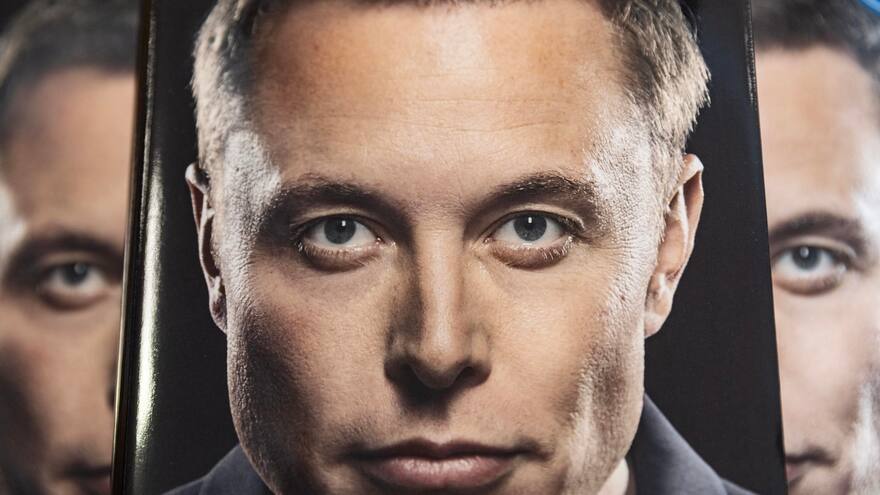 Musk y Twitter, un año de unión que ha recortado su valor, plantilla y nombre