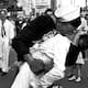 Cientos de parejas recrean en Nueva York icónica foto del fin de la Guerra de hace 70 años