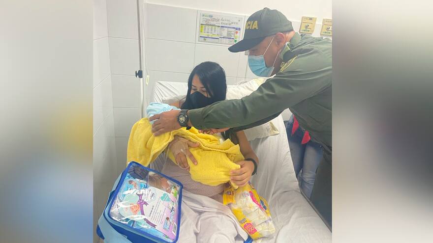 Policías atienden un parto en la Avenida Murillo