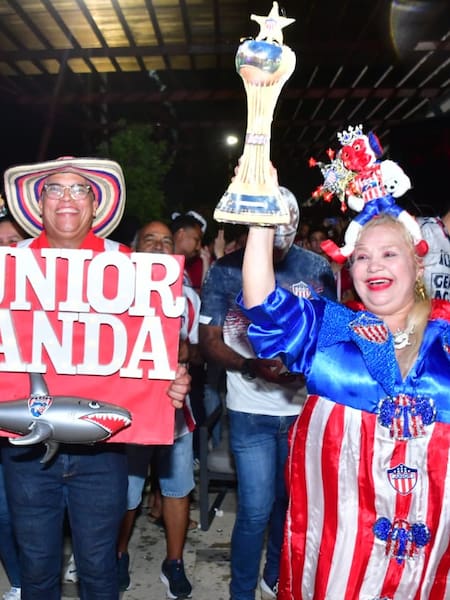 Caravanas, pólvora y mucho Carnaval en la celebración del nuevo título rojiblanco