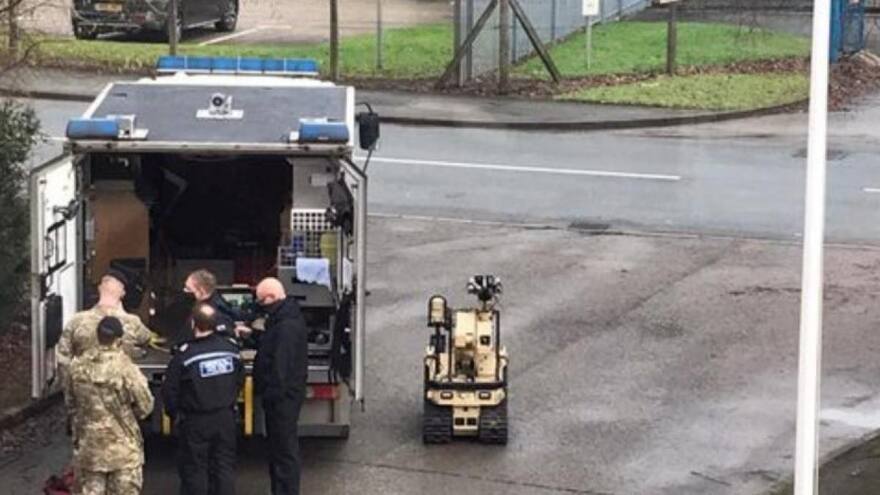 Evacúan planta donde se produce vacuna AstraZeneca por paquete sospechoso