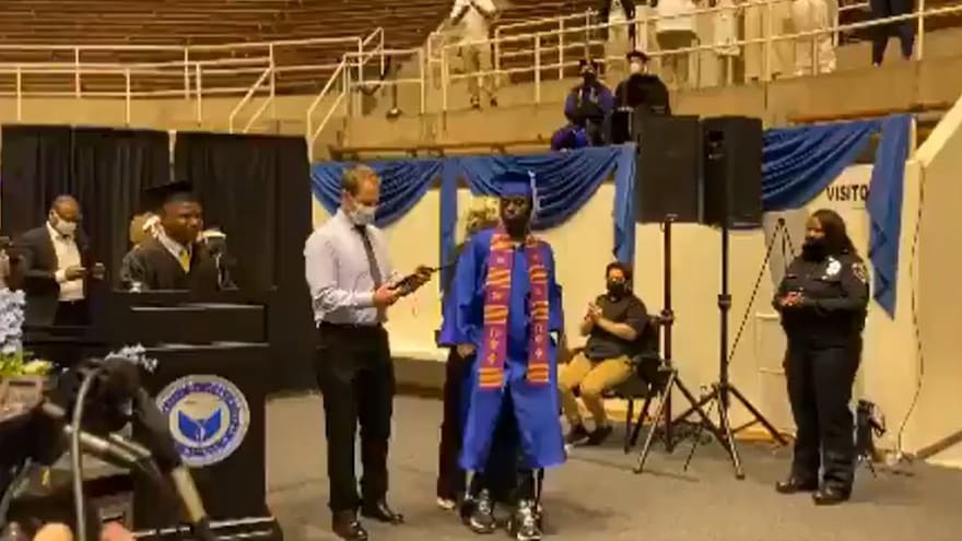 Exjugador de fútbol americano paralítico volvió a caminar para su graduación