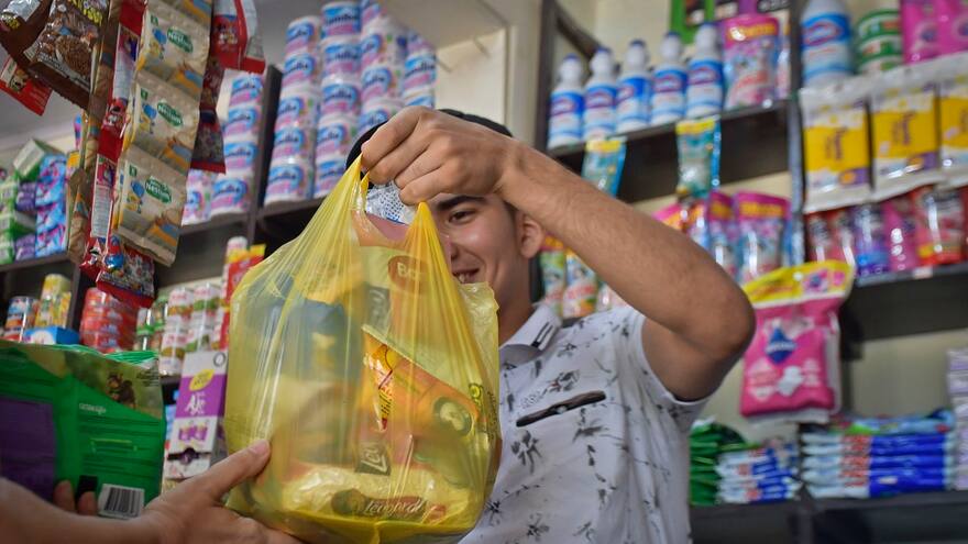 Las combativas tiendas de barrio que se niegan a desaparecer