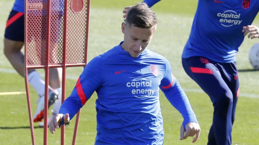 El delantero serbio Saponjic sufre una lesión en la pierna derecha