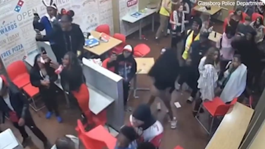 Dos policías fueron golpeados con una silla en un local de Domino’s Pizza