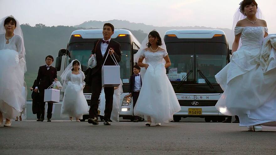 Así fue la boda de miles de parejas en la Iglesia de la Unificación