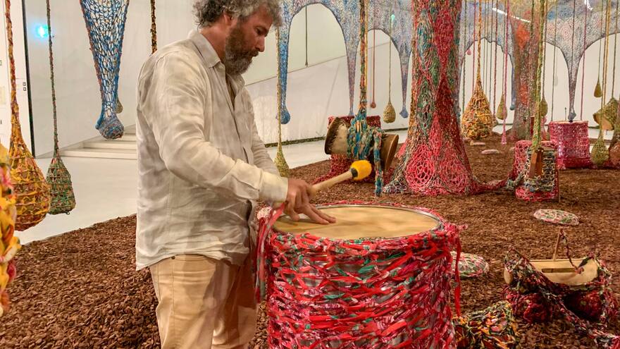 Ernesto Neto reflexiona sobre el futuro del mundo en Lisboa