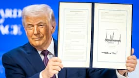 Donald Trump firma en Davos el acta de constitución de la Junta de Paz que promueve