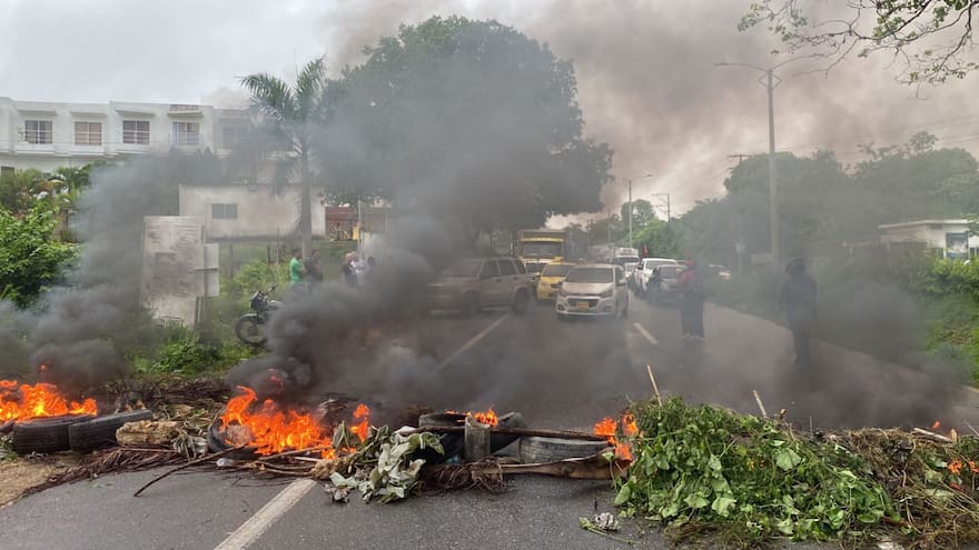 Continúan protestas en peaje de Turbaco: bloquean la vía con ramas y llantas