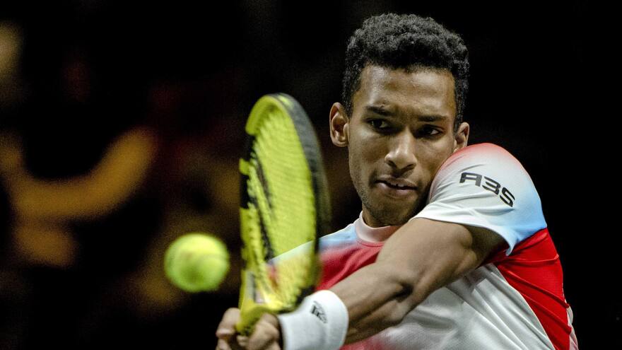 Auger-Aliassime da la sorpresa frente a Tsitsipas y estrena su palmarés