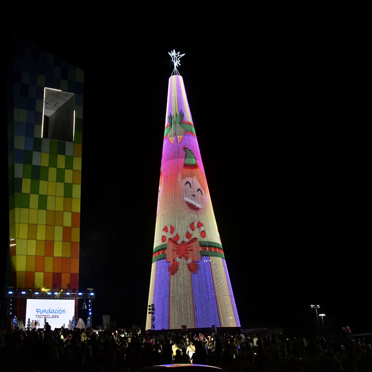 La navidad brilla desde el árbol de la Ventana al Mundo - ELHERALDO.CO