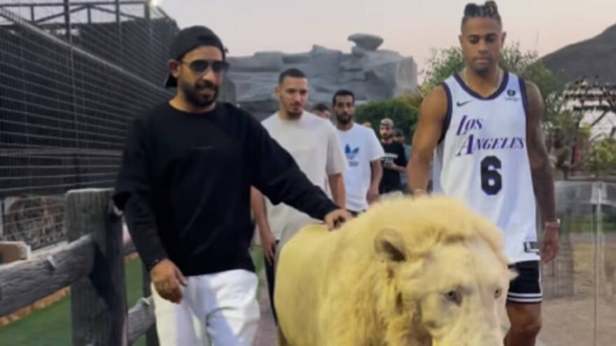 El delantero del Real Madrid, Mariano, pasea por las calles de Dubái con un león, durante sus vacaciones
