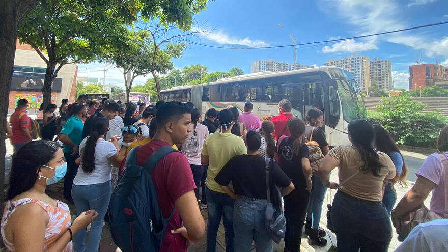 Bus de Transmetro sufre falla mecánica y pasajeros son evacuados