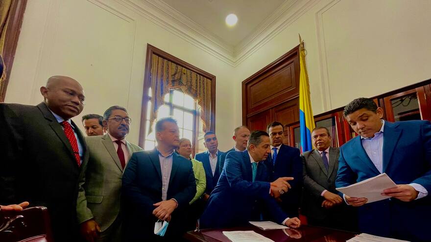 Partidos políticos radican sus proyectos de ley ante el Congreso