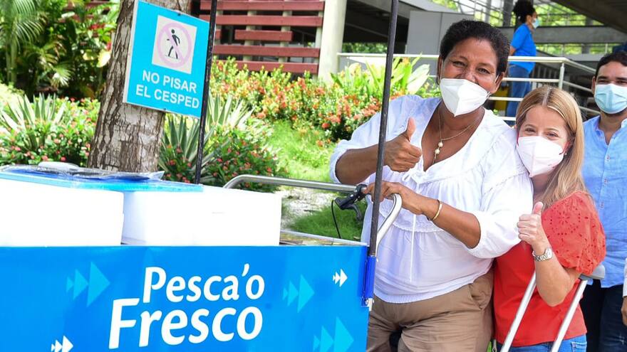 Mujeres reciben carritos para vender sus pescados