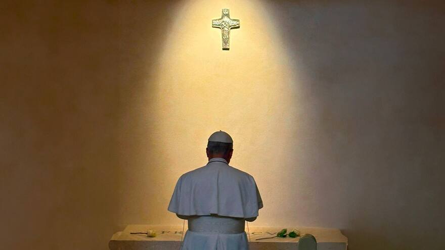 Papa León XIV reza en la tumba de Francisco tras visitar por sorpresa un santuario agustino