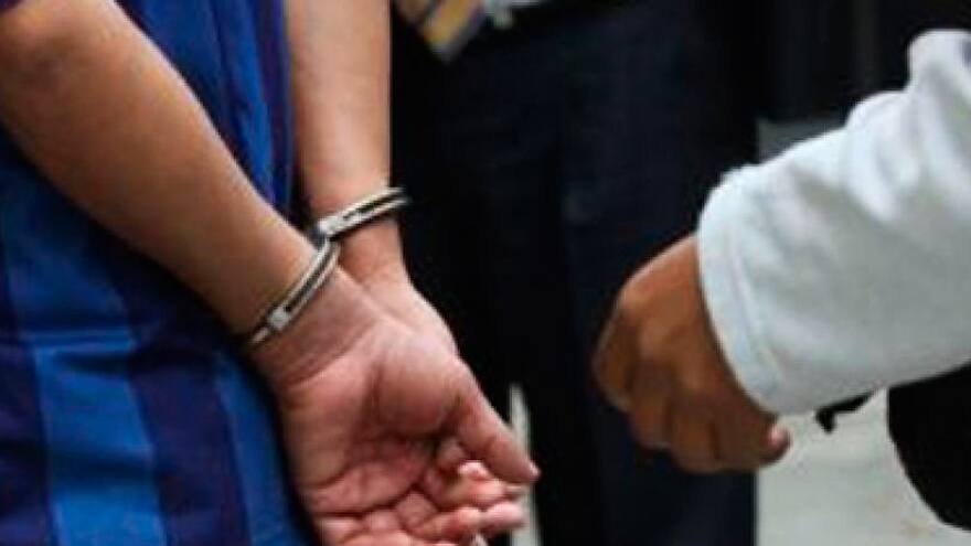 Diez años de cárcel a policía por obligar a hombre a comer bazuco