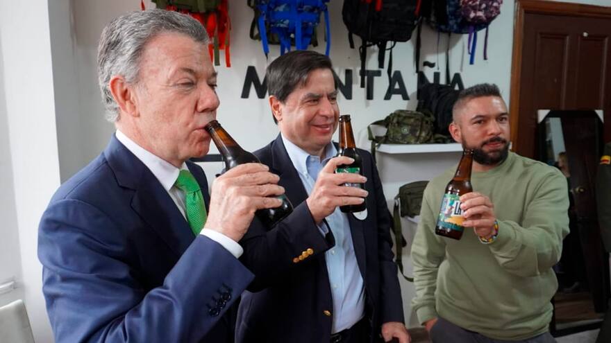 Santos y Cristo visitaron emprendimiento de exFarc y probaron sus cervezas