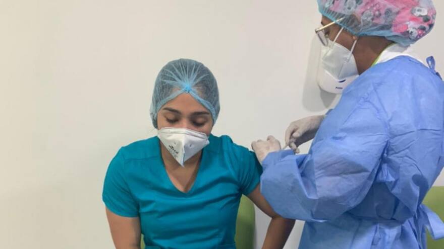 Asociaciones científicas piden tercera dosis al personal de la salud en Colombia