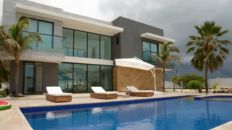 Lo tropical y lo contemporáneo se fusionan en una casa de descanso