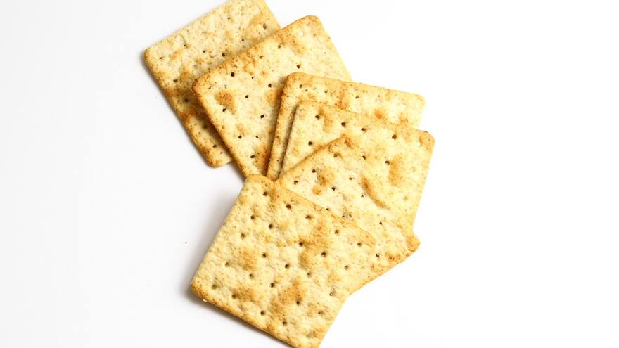 ¿Por qué las galletas saladas tienen agujeros? Tiene que ver con el horneado de esta comida