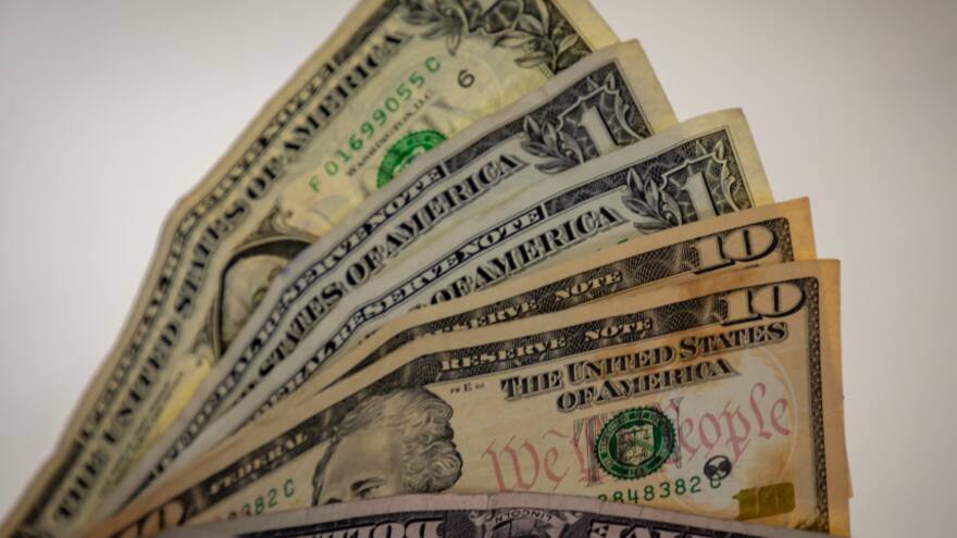 El dólar abre a la baja tras aprobación de reforma tributaria