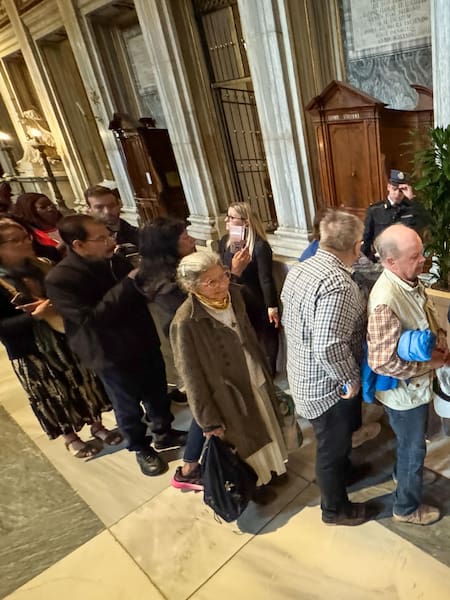 Unas 20.000 personas han pasado por Santa María la Mayor para ver la tumba de Francisco