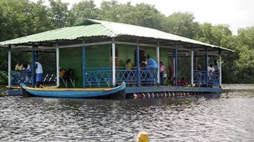 Incendio consume casa flotante en Coveñas y deja pérdidas por $20 millones