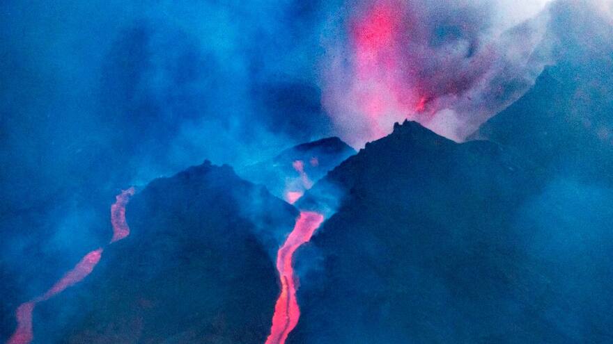 La nueva colada de lava provoca gran destrucción en la isla de La Palma