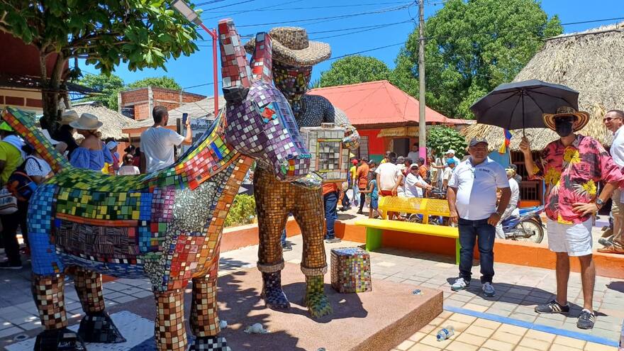 Polémico monumento 'Mi primer amor' ya tiene nuevo 'compañero' en Sincé