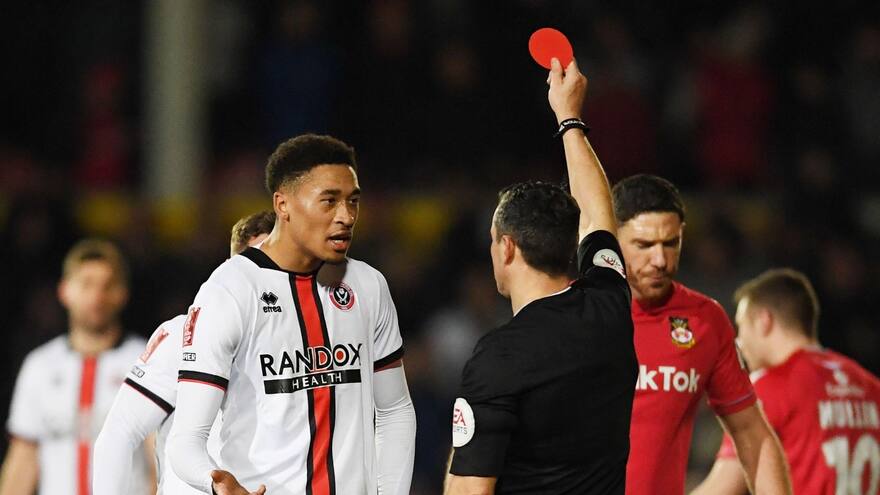 ¿Para qué sirve la tarjeta redonda en el fútbol? Un árbitro la usó por primera vez en Inglaterra