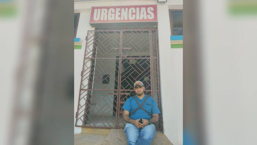 Médico protesta encadenado en hospital de Sincé por falta de pago salarial