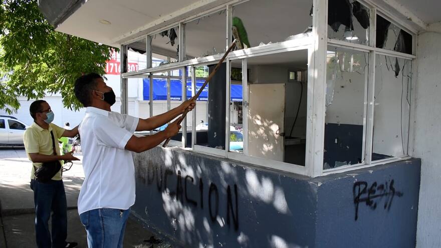 Vecinos limpiaron y pintaron CAI víctima de vándalos en Cartagena