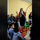 Sin querer queriendo, niño dijo en piñata que su padre engañaba a su mamá