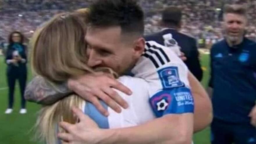 ¿Quién es la mujer que bajó a la cancha a darle un emotivo abrazo a Messi?