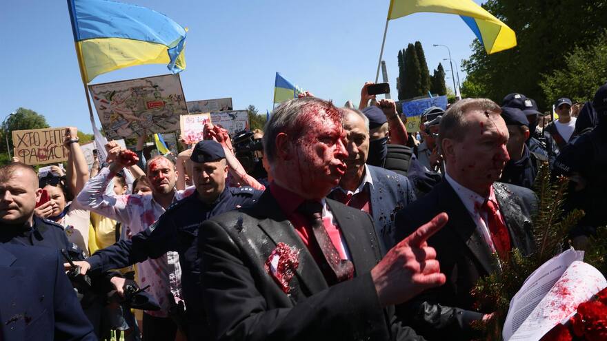 Atacaron con pintura roja a embajador ruso en Polonia