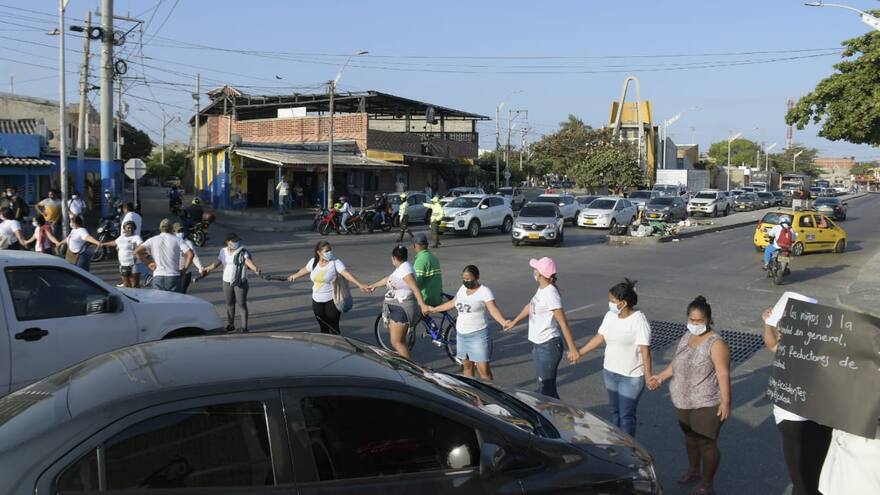 Vecinos del barrio Las Flores realizan plantón en la Vía 40