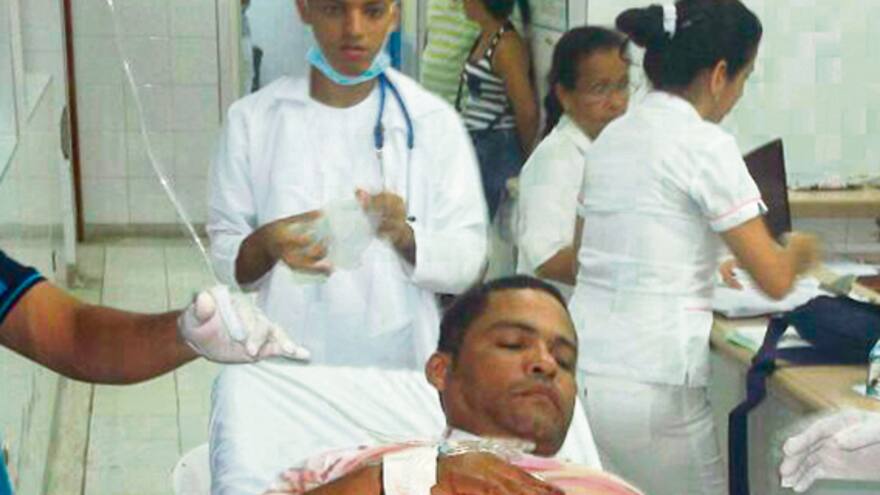 Le propinan una puñalada a taxista y le roban el carro