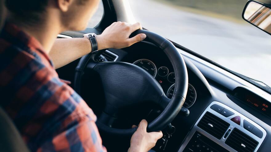 Calcule cuánto le vale tener un carro por día, mes y año en Colombia