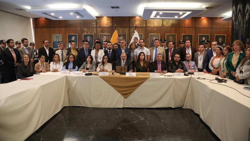 Crisis en Ecuador: Asamblea respalda a Policía y Ejército y les garantiza indultos