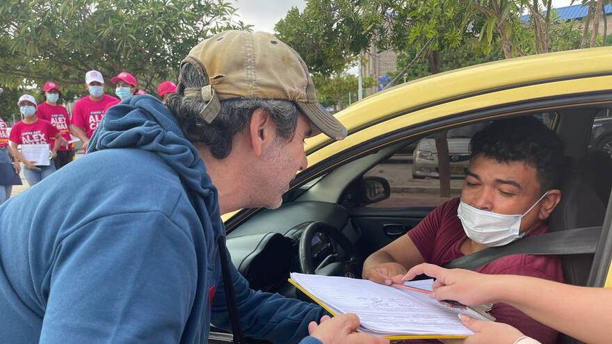Casa a casa, Alejandro Char busca firmas para inscribir su campaña