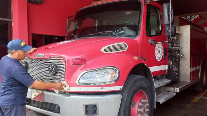 Alistan máquina de bomberos para trasladar el cuerpo de Omar Geles al cementerio